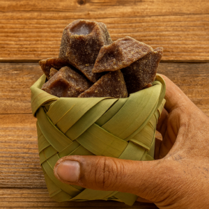 Herbal Palm Jaggery | நாட்டு மருந்து கருப்பட்டி | Naattu Marunthu Karupatti